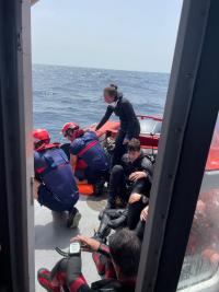 Imagen del rescate del SPEIS tras el hundimiento de un catamarán perteneciente a una empresa de buceo ocurrido en aguas situadas al sureste de la...