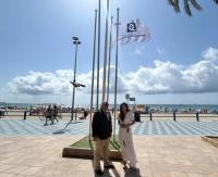 Imagen de la concejala de Turismo, Ana Poquet, en la playa del Postiguet