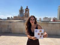 La concejala Ana Poquet presenta la guía gastronómica en el castillo de Santa Bárbara
