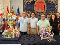 Imagen del alcalde de Alicante, Luis Barcala, junto con los bocetos y los artistas de las Hogueras Oficiales del 2026