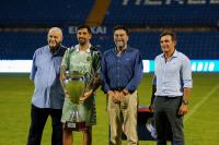 El alcalde de Alicante, Luis Barcala, entregando al CD Castellón el 30º Trofeo Ciudad de Alicante en el Rico Pérez