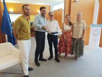 Imagen de alcalde de Alicante, Luis Barcala, junto a Casto Copete, Premio Nacional de Gastronomía 2026 ‘A la Mejor Dirección de Sala’ en el A...