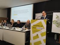 Imagen del concejal de Urbanismo, Antonio Peral, en la magen de la mesa temática sobre vivienda celebrada el pasado mes de mayo en Puerta Ferrisa