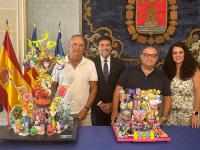 El alcalde Luis Barcala y la concejala Cristina Cutanda, junto a los artistas Pedro Espadero y Sergio Gómez y las maquetas ganadoras