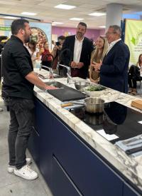 Imagen de la concejala de Hostelería, Lidia López, el presidente de la Diputación Provincial, Toni Pérez, en la presentación de las jornadas '...