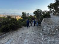 Imagen de archivo de archivo de la visita del alcalde, Luis Barcala, en el verano de 2025 a la Serra Grossa con las brigadas forestales municipales
