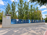 Imagen de  una exposición al aire libre formada por lonas de gran tamaño, expuestas en el propio perímetro del parque La Marjal 