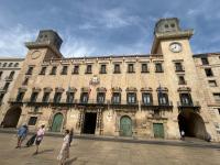 Imagen de la fachada del Ayuntamiento de Alicante