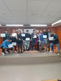 Imagen de  la concejala de Bienestar Social, Begoña León, junto con alumnos de un taller