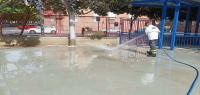 Imagen de un operario limpiando en un colegio de Alicante
