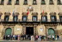 Imagen del minuto de silencio convocado en la puerta del Ayuntamiento de Alicante