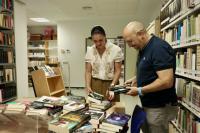 Imagen de la concejala de Cultura, Nayma Beldjilali, con la donación de libros en una biblioteca municipal de Alicante