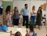 Imagen del alcalde, Luis Barcala, en el marco de una visita al CEIP San Fernando