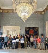 Imagen del acto de entrega de los cheques de las barras solidarias