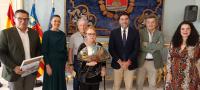 Imagen del alcalde de Alicante, Luis Barcala, en la visita de la hija de la primera Bellea del Foc de la historia