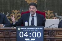 Imagen del alcalde, Luis Barcala, en el Pleno del Ayuntamiento de Alicante