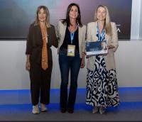 Imagen de la concejala, Lidia López, con el reconocimiento entregado por la plataforma REM