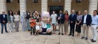 Imagen del alcalde de Alicante, Luis Barcala, en la plaza del Ayuntamiento con el acto de la exposición de ‘Baby Pelones’ gigantes instalada e...