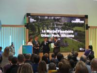 Imagen del alcalde de Alicante, Luis Barcala, en el acto de entrega del premio europeo Nueva Bauhaus al parque La Marjal de Alicante a la sostenibi...