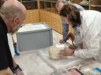 Imagen de la concejala de Cultura, Nayma Beldjilali, con la la profesora de Petrología y Geoquímica de la Universidad de Zaragoza María del Pila...