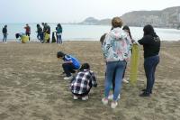 Recogida de residuos en playa La Almadraba