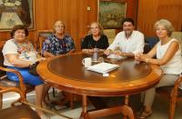 El alcalde, con la presidenta y varias colaboradoras de la asociación Nuevo Futuro