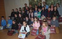 Imagen de grupo de niños premiados, acompañados por el Alcalde, Tenientes de Alcalde y el Capellán de la Santa Faz.