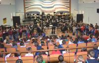 Alumnos y alumnas tocando con los profesores de la Sinfónica Municipal