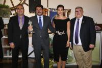 El alcalde de Alicante recibe la distinción “El Milloret del año” que concede la barraca “La Millor de Totes”
