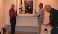 Tomás Martínez, J. A. Cerdán y Gabriel Díaz, en los preparativos de una de las exposiciones de FotoArte