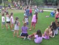 Instantánea con unos niños tomando parte en una actividad lúdica en uno de los parques