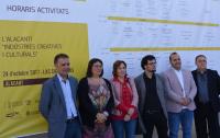 Los representantes municipales y del IVACE - CEEI Elche junto al cartel de los eventos 