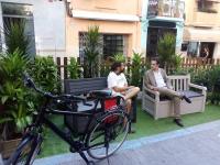 El concejal de Medio Ambiente, Israel Cortés, y un ciudadano disfrutando del PARKing Day 