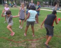 Niños y niñas, con juegos tradicionales en uno de los parques alicantinos
