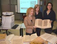 Gemma M. Contreras, Susana Llorens y la concejala Gloria Vara, con uno de los libros restaurados