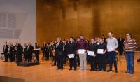 Los jóvenes músicos, con sus diplomas, con Díaz Alcaina y el catedrático Más Devesa