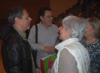 El concejal Víctor Domínguez y Jordi Vayá conversan con Pilar Altamira 
