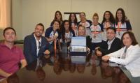 Marisa Gayo entrega una placa de reconocimiento al equipo de fútbol sala femenino de la UA