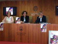 Marisol Moreno muestra el cartel de Tu Otra Historia de Arantxa Vizcaíno