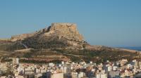 El castillo de santa Bárbara y parte de la muralla defensiva del entorno 