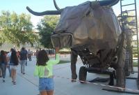 En la imagen, una de las esculturas gigantes de Carros de Foc que se exhibe en Cigarreras