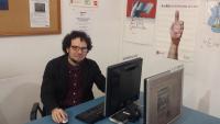 El Concejal Daniel Simón, en la puesta en marcha de la lectura de prensa digital en las bibliotecas