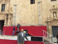 Carlos Giménez supervisa la colocación de la pantalla gigante para la retransmisión de la apertura del Camarín de la Santa Faz