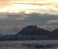 El castillo de Santa Bárbara sobre el monte Benacantil, en una vista desde la bahía