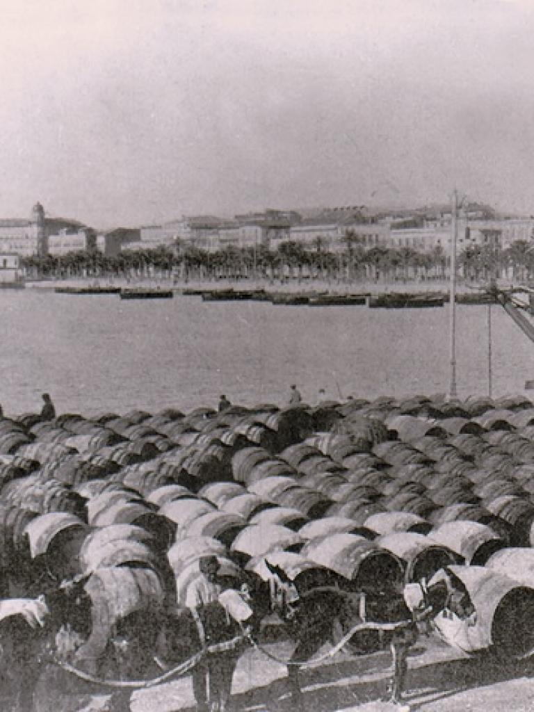 Barriles en el muelle de Levante