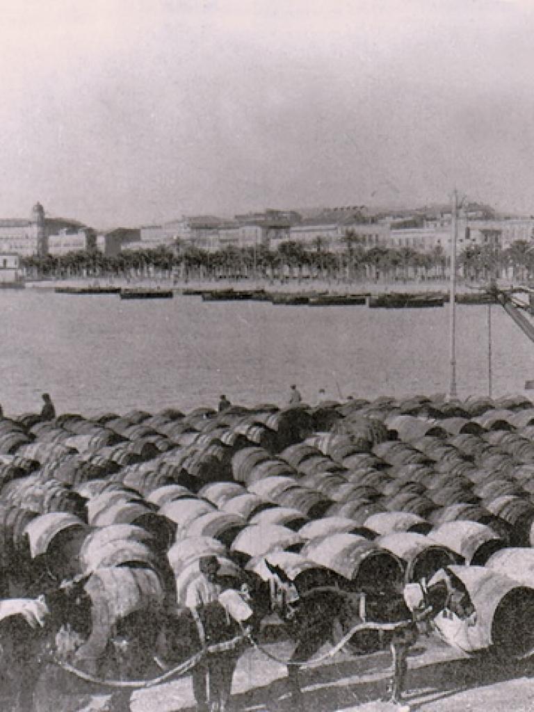 Barriles en el muelle de Levante