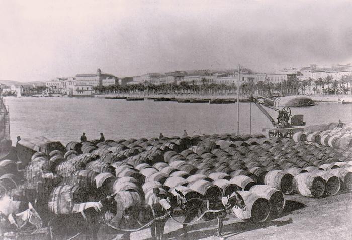 Barriles en el muelle de Levante