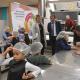 Luis Barcala, Marisa Gayo y Juan Carlos Victoria, con los niños y monitores del taller de galletas del centro