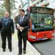 El alcalde de Alicante, Luis Barcala, y el edil de Tráfico y Transportes, José Ramón González, saliendo del autobús 