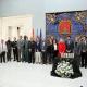 Los asistentes posan junto a las velas encendidas en honor a las víctimas del Holocausto